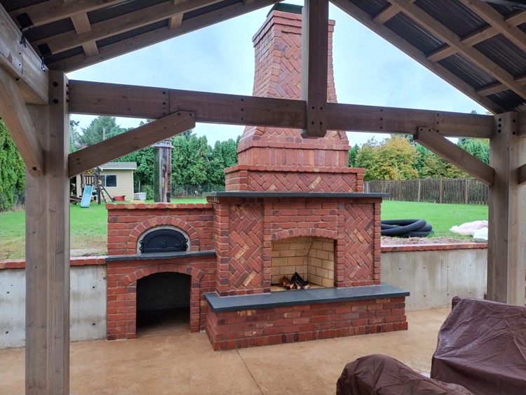 outdoor frieplace in brick 